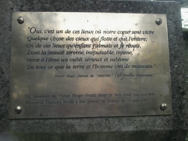 Plaque dans le parc de la maison littéraire de Victor Hugo à Bièvres.